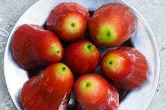 Syzygium στο stanless πιάτο αλουμινίου στοκ φωτογραφία Syzygium στο stanless πιάτο αλουμινίου στοκ φωτογραφία