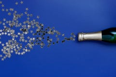 Szampa?ska butelka z bo?e narodzenie dekoracj? od confetti gra g??wna rol? zdjęcia royalty free Szampa?ska butelka z bo?e narodzenie dekoracj? od confetti gra g??wna rol? zdjęcia royalty free
