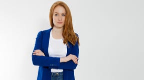 Szcz??liwa czerwona z w?osami biznesowa kobieta w szablonu bielu t pustej koszula i eleganckiej kurtce odizolowywaj?cych na szary obraz royalty free Szcz??liwa czerwona z w?osami biznesowa kobieta w szablonu bielu t pustej koszula i eleganckiej kurtce odizolowywaj?cych na szary obraz royalty free