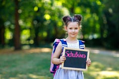 Szcz??liwa ma?e dziecko dziewczyny pozycja z biurkiem, plecak i satchel Schoolkid na pierwszy dniu podstawowa klasa Zdrowy obrazy royalty free Szcz??liwa ma?e dziecko dziewczyny pozycja z biurkiem, plecak i satchel Schoolkid na pierwszy dniu podstawowa klasa Zdrowy obrazy royalty free