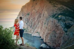 Szcz??liwej m?odej rodziny ci??arna ?adna dziewczyna z m??em na falezie w g?rach nad zmierzchem za?wieca zdjęcia royalty free Szcz??liwej m?odej rodziny ci??arna ?adna dziewczyna z m??em na falezie w g?rach nad zmierzchem za?wieca zdjęcia royalty free