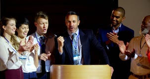 Szcz??liwi etniczni ludzie biznesu oklaskuje dojrza?ego biznesmena na scenie w konwersatorium 4k zbiory wideo Szcz??liwi etniczni ludzie biznesu oklaskuje dojrza?ego biznesmena na scenie w konwersatorium 4k zbiory wideo