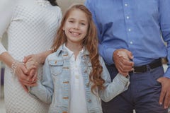 Szcz??liwy rodzinny zakupy przy centrum handlowym wp?lnie fotografia royalty free Szcz??liwy rodzinny zakupy przy centrum handlowym wp?lnie fotografia royalty free