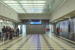 Szczecin, Польша - 3-ье декабря 2016: Queue к столам наличных денег в зале станции стоковые фото Szczecin, Польша - 3-ье декабря 2016: Queue к столам наличных денег в зале станции стоковые фото