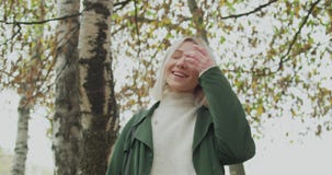 Szczegół na twarzy Kaukaski blond kobiety slomo odprowadzenie przez spadków drewien Podążać w frontowym gimbal Relacja reala poto zbiory Szczegół na twarzy Kaukaski blond kobiety slomo odprowadzenie przez spadków drewien Podążać w frontowym gimbal Relacja reala poto zbiory
