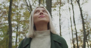 Szczegół na twarzy Kaukaski blond kobiety slomo patrzeje wokoło spadków drewien static Relacj istni młodzi dorosli ludzie samotni zbiory wideo Szczegół na twarzy Kaukaski blond kobiety slomo patrzeje wokoło spadków drewien static Relacj istni młodzi dorosli ludzie samotni zbiory wideo