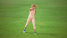 Szczupła sportowa kobieta robi ćwiczeniom na zielonej trawie zbiory wideo Szczupła sportowa kobieta robi ćwiczeniom na zielonej trawie zbiory wideo