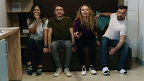 Szczęśliwy cztery przyjaciela zaczynali oglądać tv wpólnie Przyjaźni i rozrywki pojęcie zdjęcie wideo Szczęśliwy cztery przyjaciela zaczynali oglądać tv wpólnie Przyjaźni i rozrywki pojęcie zdjęcie wideo