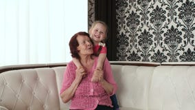 Szczęśliwa babcia ściska jej małej wnuczki zbiory wideo Szczęśliwa babcia ściska jej małej wnuczki zbiory wideo