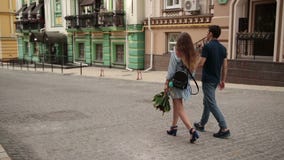 Szczęśliwa datowanie para cieszy się czas wolnego outdoors zbiory wideo Szczęśliwa datowanie para cieszy się czas wolnego outdoors zbiory wideo