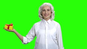 Szcz??liwa dojrza?a kobieta pokazuje prezenta pude?ko zdjęcie wideo Szcz??liwa dojrza?a kobieta pokazuje prezenta pude?ko zdjęcie wideo