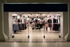 Szczęśliwa elegancka młoda kobieta z torbą wchodzić do centrum handlowe, robi zakupy obraz stock Szczęśliwa elegancka młoda kobieta z torbą wchodzić do centrum handlowe, robi zakupy obraz stock