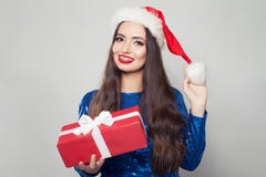 Szczęśliwa kobieta uśmiecha się Bożenarodzeniowego prezent i trzyma w brasach Xmas lub nowego roku sprzedaży pojęcie zdjęcia royalty free Szczęśliwa kobieta uśmiecha się Bożenarodzeniowego prezent i trzyma w brasach Xmas lub nowego roku sprzedaży pojęcie zdjęcia royalty free