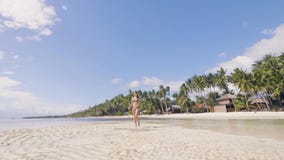 Szczęśliwa młoda kobieta w bikini bieg na mokrym piasku przy morze plażą Atrakcyjna dziewczyna cieszy się słonecznego dzień przy zbiory Szczęśliwa młoda kobieta w bikini bieg na mokrym piasku przy morze plażą Atrakcyjna dziewczyna cieszy się słonecznego dzień przy zbiory
