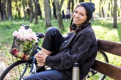 Szczęśliwa młoda kobieta z bicyklem zdjęcia royalty free Szczęśliwa młoda kobieta z bicyklem zdjęcia royalty free