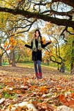 Szczęśliwa młoda ładna kobieta przy jesień parkiem. fotografia royalty free Szczęśliwa młoda ładna kobieta przy jesień parkiem. fotografia royalty free