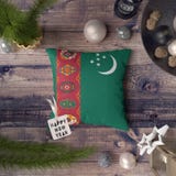 Szcz??liwa nowy rok etykietka z Turkmenistan flag? na poduszce Bo?enarodzeniowy dekoracji poj?cie na drewnianym stole z uroczymi obraz stock Szcz??liwa nowy rok etykietka z Turkmenistan flag? na poduszce Bo?enarodzeniowy dekoracji poj?cie na drewnianym stole z uroczymi obraz stock