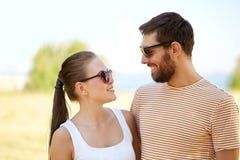 Szczęśliwa para w okularach przeciwsłonecznych outdoors w lecie obraz stock Szczęśliwa para w okularach przeciwsłonecznych outdoors w lecie obraz stock