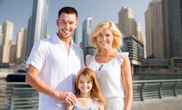Szczęśliwa rodzina nad Dubai miasta ulicy tłem Obraz Stock Szczęśliwa rodzina nad Dubai miasta ulicy tłem Obraz Stock