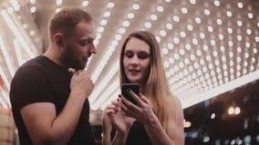 Szczęśliwa uśmiechnięta para turystyczni przyjaciele stoi kartografuje opowiadać do siebie w zadziwiać Chicagowskiego teatr używa zdjęcie wideo Szczęśliwa uśmiechnięta para turystyczni przyjaciele stoi kartografuje opowiadać do siebie w zadziwiać Chicagowskiego teatr używa zdjęcie wideo