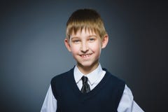 szczęśliwego dziecka Portret przystojny chłopiec ono uśmiecha się odizolowywam na popielatym tle obrazy stock szczęśliwego dziecka Portret przystojny chłopiec ono uśmiecha się odizolowywam na popielatym tle obrazy stock