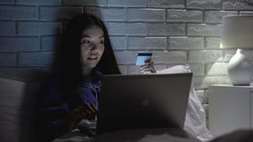 Szczęśliwej azjatykciej dziewczyny karty kredytowej wchodzić do dane, robi zakupy przy nocą, czarny Piątek zbiory wideo Szczęśliwej azjatykciej dziewczyny karty kredytowej wchodzić do dane, robi zakupy przy nocą, czarny Piątek zbiory wideo