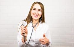 Szczęśliwej kobiety gesta i stetoskopu doktorskie używa aprobaty Zdjęcia Stock Szczęśliwej kobiety gesta i stetoskopu doktorskie używa aprobaty Zdjęcia Stock
