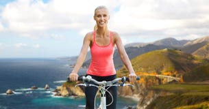 Szczęśliwej młodej kobiety jeździecki bicykl outdoors Zdjęcia Royalty Free Szczęśliwej młodej kobiety jeździecki bicykl outdoors Zdjęcia Royalty Free
