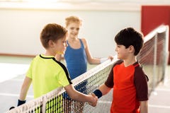 Szczęśliwi dzieci kończy sport rywalizację uściskiem dłoni zdjęcia royalty free Szczęśliwi dzieci kończy sport rywalizację uściskiem dłoni zdjęcia royalty free