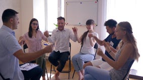 Szczęśliwi ludzie chwyt ręk podczas terapii sesi przy psychologa obsiadaniem na krzesłach zbiory Szczęśliwi ludzie chwyt ręk podczas terapii sesi przy psychologa obsiadaniem na krzesłach zbiory