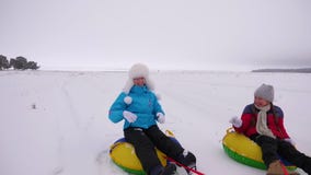 Szczęśliwi mam dzieci jeździć na łyżwach w zimie w śniegu i sztuki snowballs Mamy i córki śmiech i raduje się rodzina bawić się w zbiory wideo Szczęśliwi mam dzieci jeździć na łyżwach w zimie w śniegu i sztuki snowballs Mamy i córki śmiech i raduje się rodzina bawić się w zbiory wideo