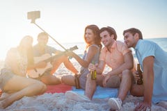 Szczęśliwi modnisie bierze obrazki z selfie kijem Obrazy Stock Szczęśliwi modnisie bierze obrazki z selfie kijem Obrazy Stock
