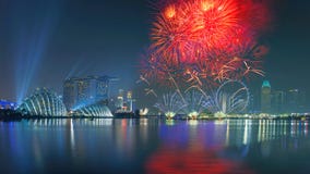 Szczęśliwi nowy rok fajerwerki w Marina zatoce, Singapur fotografia royalty free Szczęśliwi nowy rok fajerwerki w Marina zatoce, Singapur fotografia royalty free