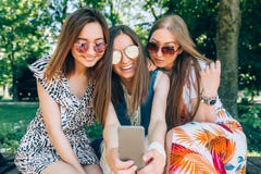 Szczęśliwi przyjaciele w parku na słonecznym dniu Lato stylu życia portret trzy multiracial kobiety cieszy się ładnego dzień, jes zdjęcie stock Szczęśliwi przyjaciele w parku na słonecznym dniu Lato stylu życia portret trzy multiracial kobiety cieszy się ładnego dzień, jes zdjęcie stock