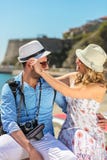 Szczęśliwi turyści odpoczywa przy doc podczas gdy badający miasto wpólnie fotografia stock Szczęśliwi turyści odpoczywa przy doc podczas gdy badający miasto wpólnie fotografia stock