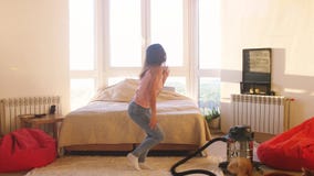 Szczęśliwy beztroski młody brunetki kobiety taniec w sypialni z dużym okno słucha muzyczny w domu mieć zabawę coon Maine zdjęcie wideo Szczęśliwy beztroski młody brunetki kobiety taniec w sypialni z dużym okno słucha muzyczny w domu mieć zabawę coon Maine zdjęcie wideo