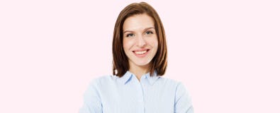 Szczęśliwy brunetka portret na różowym tle, śliczna kobieta, uśmiech twarz obraz royalty free Szczęśliwy brunetka portret na różowym tle, śliczna kobieta, uśmiech twarz obraz royalty free