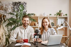 Szczęśliwy działanie wpólnie Młoda para bloggers ono uśmiecha się i przygotowywa dla strzelać nowego vlog zdjęcie stock Szczęśliwy działanie wpólnie Młoda para bloggers ono uśmiecha się i przygotowywa dla strzelać nowego vlog zdjęcie stock