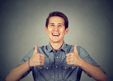 Szczęśliwy mężczyzna daje aprobata znakowi Zdjęcia Royalty Free Szczęśliwy mężczyzna daje aprobata znakowi Zdjęcia Royalty Free