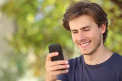 Szczęśliwy mężczyzna używa mądrze telefon plenerowego obraz stock Szczęśliwy mężczyzna używa mądrze telefon plenerowego obraz stock