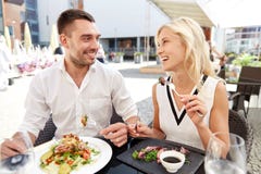 Szczęśliwy pary łasowania gość restauracji przy restauracja tarasem zdjęcie royalty free Szczęśliwy pary łasowania gość restauracji przy restauracja tarasem zdjęcie royalty free