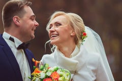 Szczęśliwy państwo młodzi przy parkiem na ich dniu ślubu zdjęcia royalty free Szczęśliwy państwo młodzi przy parkiem na ich dniu ślubu zdjęcia royalty free