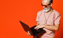 Szczęśliwy portret modny emeryta cieszyć się używa nowy laptop obrazy stock Szczęśliwy portret modny emeryta cieszyć się używa nowy laptop obrazy stock