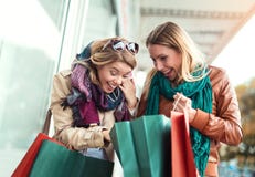 szczęśliwy przyjaciela zakupy fotografia stock szczęśliwy przyjaciela zakupy fotografia stock