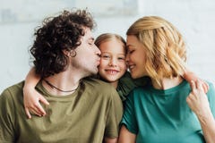 szczęśliwy rodziców całować uroczy zdjęcie stock szczęśliwy rodziców całować uroczy zdjęcie stock