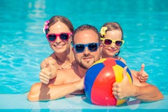 Szczęśliwy rodzinny mieć zabawę na wakacje zdjęcia royalty free Szczęśliwy rodzinny mieć zabawę na wakacje zdjęcia royalty free