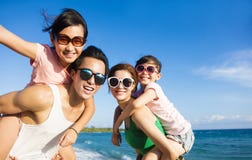 Szczęśliwy Rodzinny Mieć zabawę przy plażą zdjęcie stock Szczęśliwy Rodzinny Mieć zabawę przy plażą zdjęcie stock