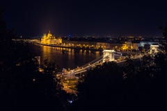 Szechenyi-Brücke in Budapest Ungarn Die schöne Donau die Lieferung verankerte im Kanal stockfotografie Szechenyi-Brücke in Budapest Ungarn Die schöne Donau die Lieferung verankerte im Kanal stockfotografie