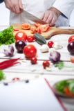 Szef kuchni ciie czerwonego pomidoru jego kuchnia zdjęcia stock Szef kuchni ciie czerwonego pomidoru jego kuchnia zdjęcia stock