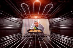 Szefa kuchni kucharstwo w piekarniku zdjęcie stock Szefa kuchni kucharstwo w piekarniku zdjęcie stock